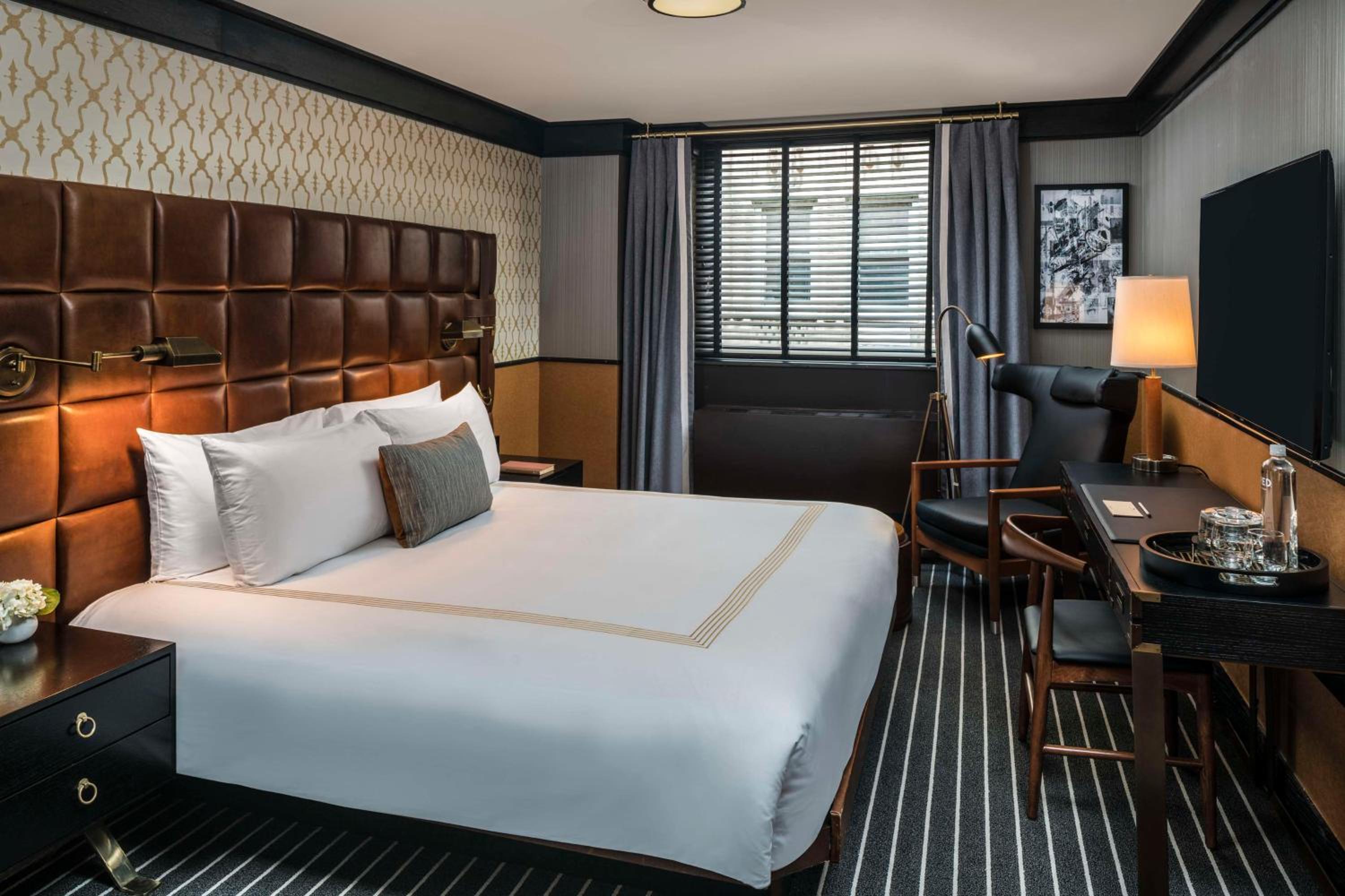 Deluxe King Room thumbnail 5