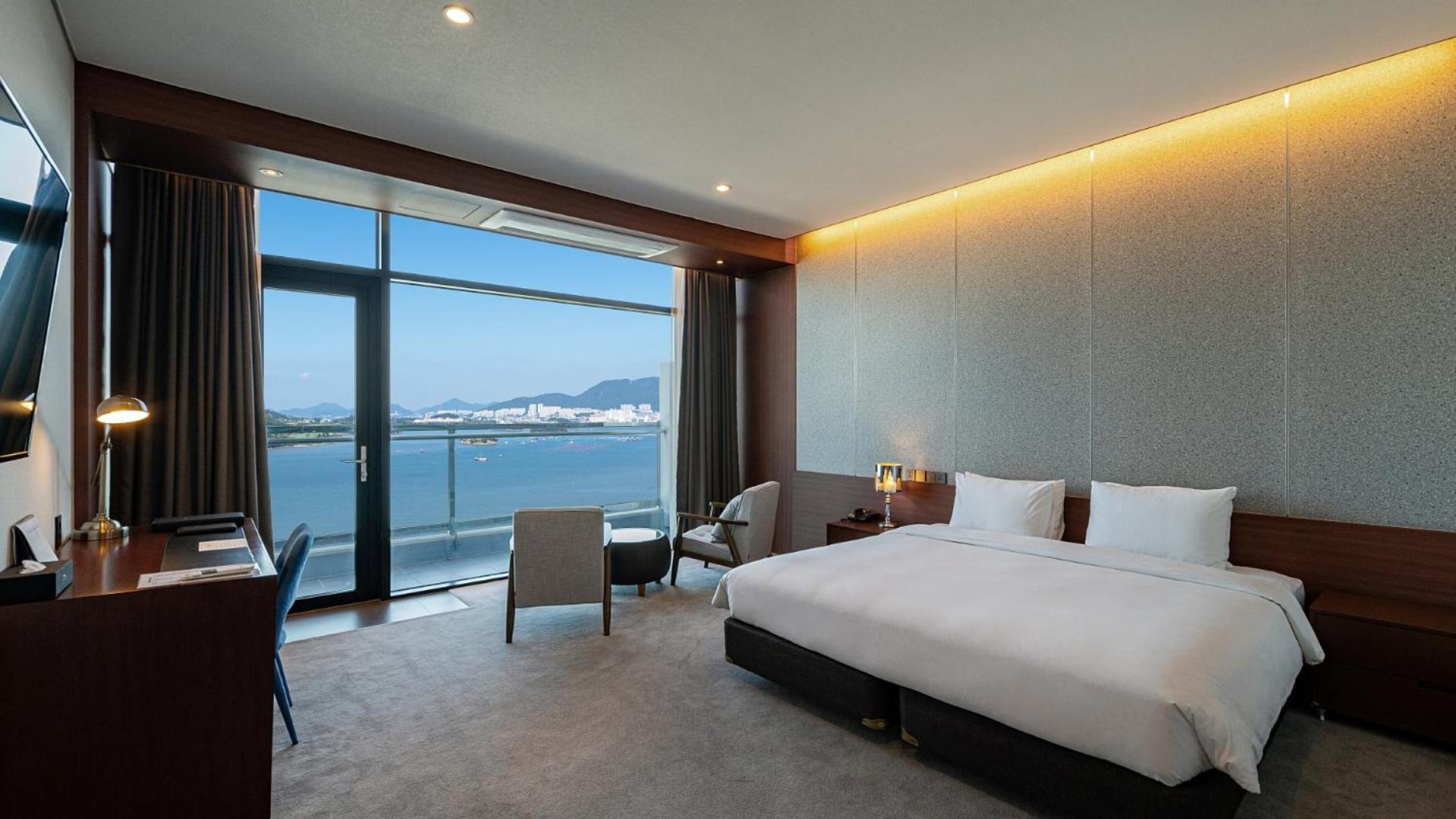 Deluxe King Room with Full Ocean View - Photo 2