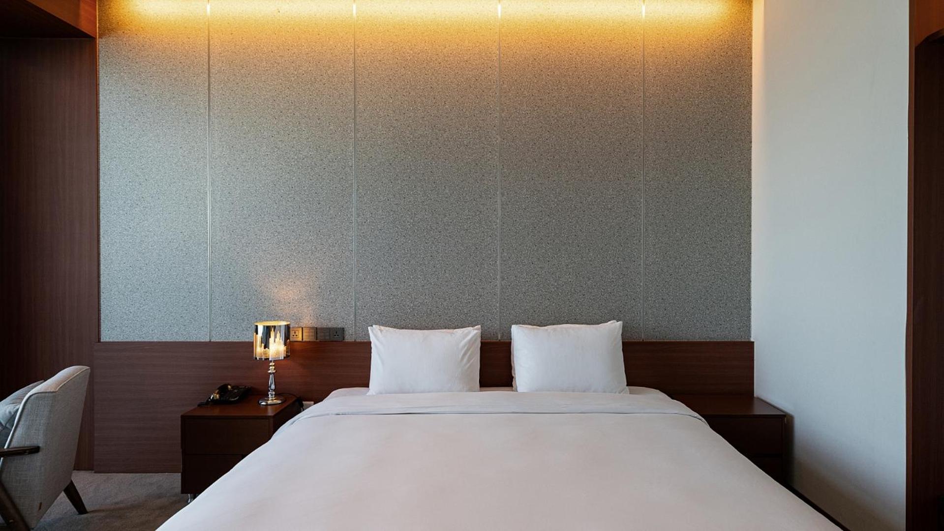 Deluxe King Room with Full Ocean View - Photo 3