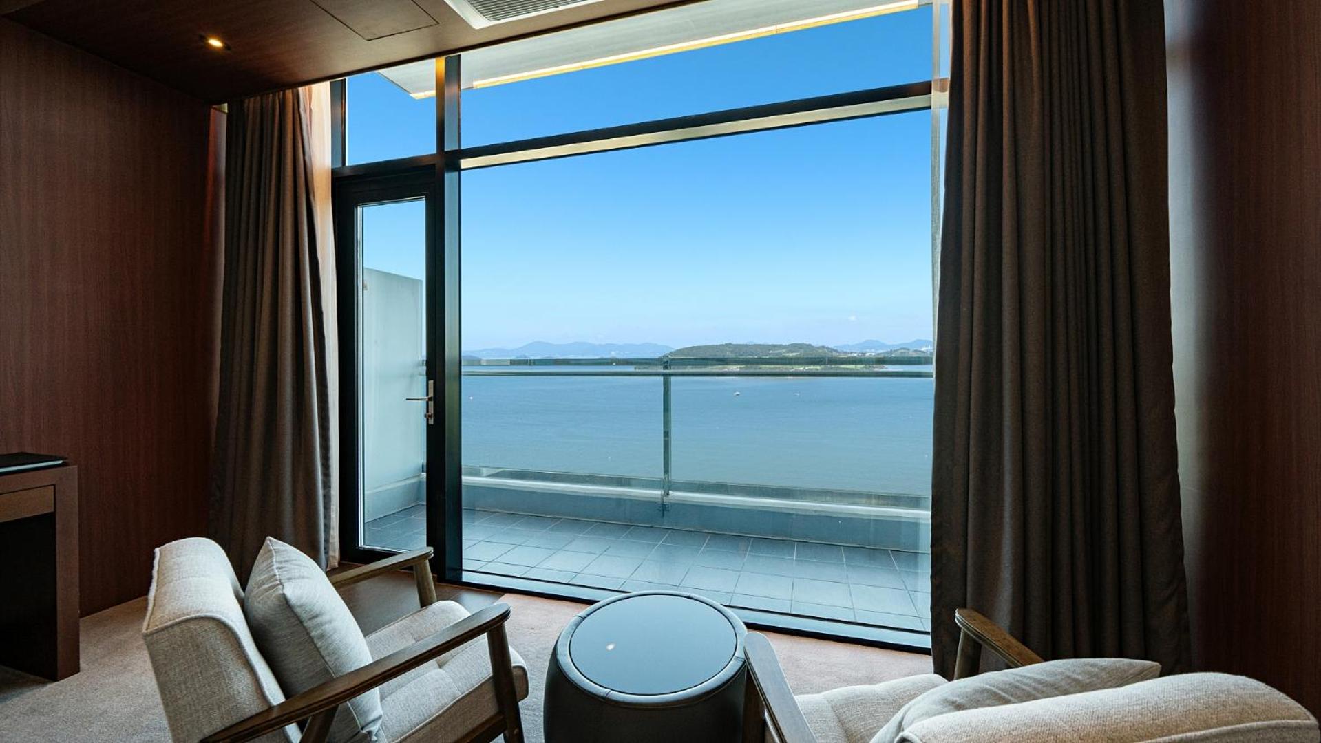 Deluxe King Room with Full Ocean View - Photo 4