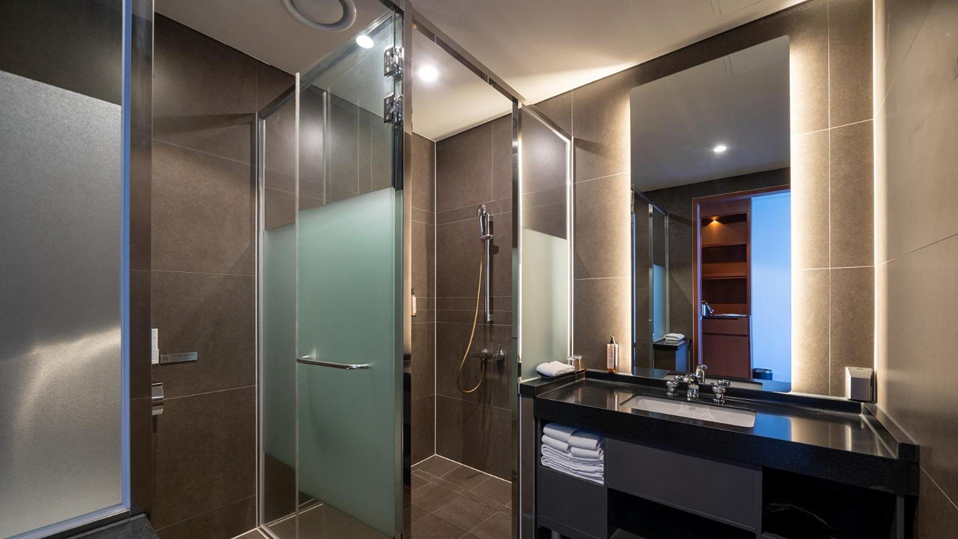 Deluxe King Room with Full Ocean View - Photo 5