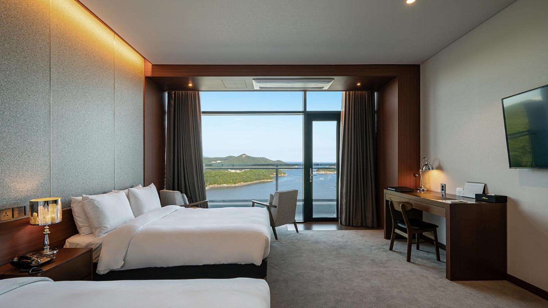 Family Twin Room with Full Ocean View - Photo 3