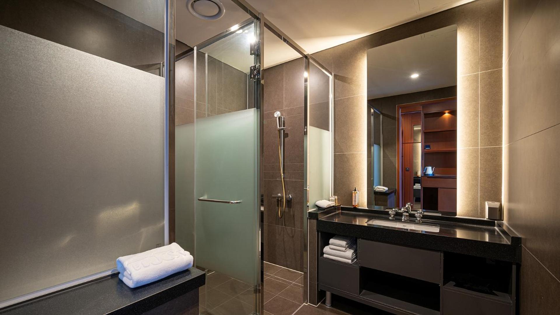 Family Twin Room with Full Ocean View - Photo 4