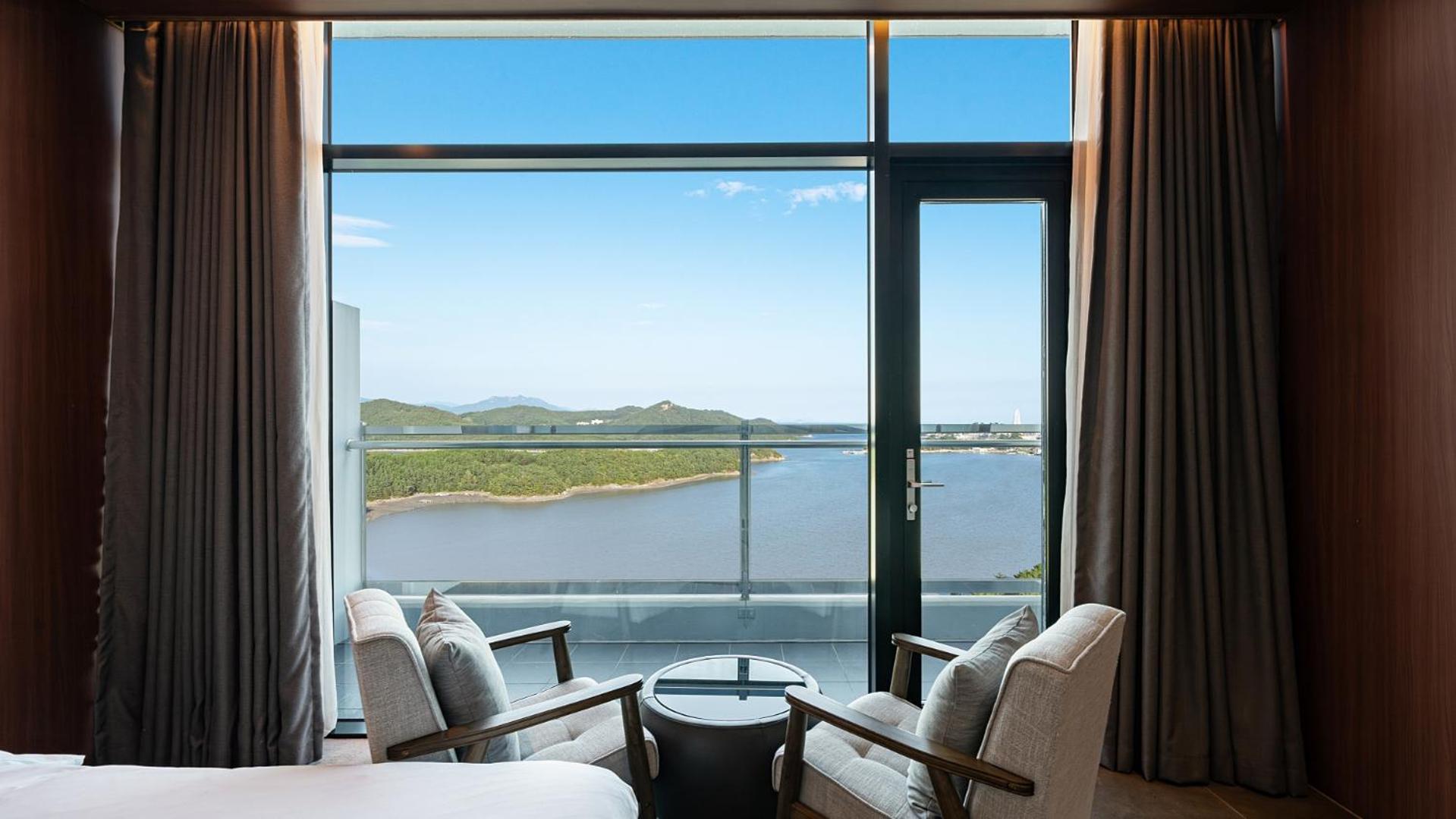 Family Twin Room with Full Ocean View - Photo 5