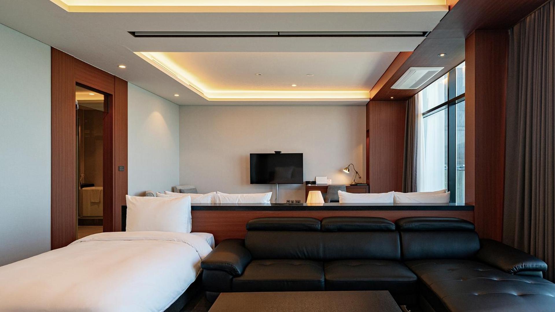 Family Suite with Full Ocean View - Photo 2
