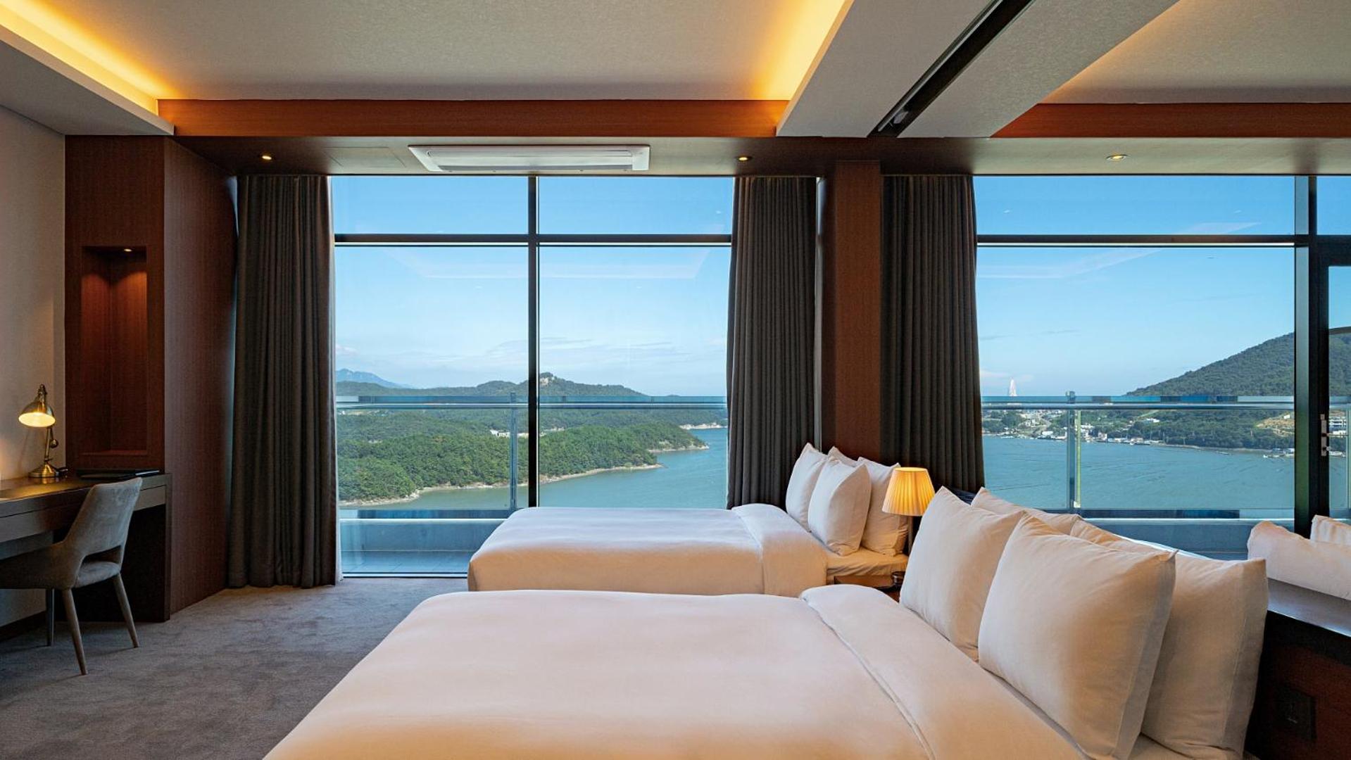 Family Suite with Full Ocean View - Photo 8