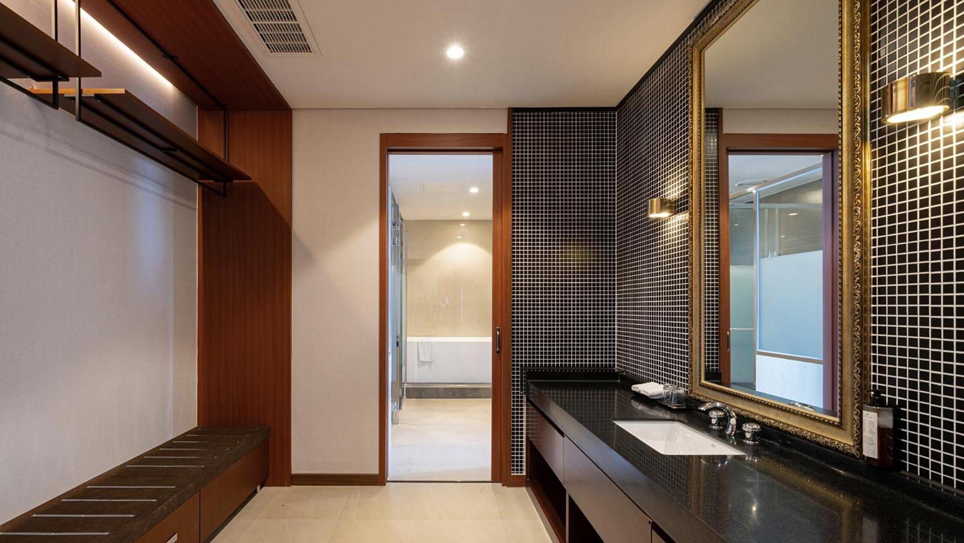 Family Suite with Full Ocean View - Photo 7