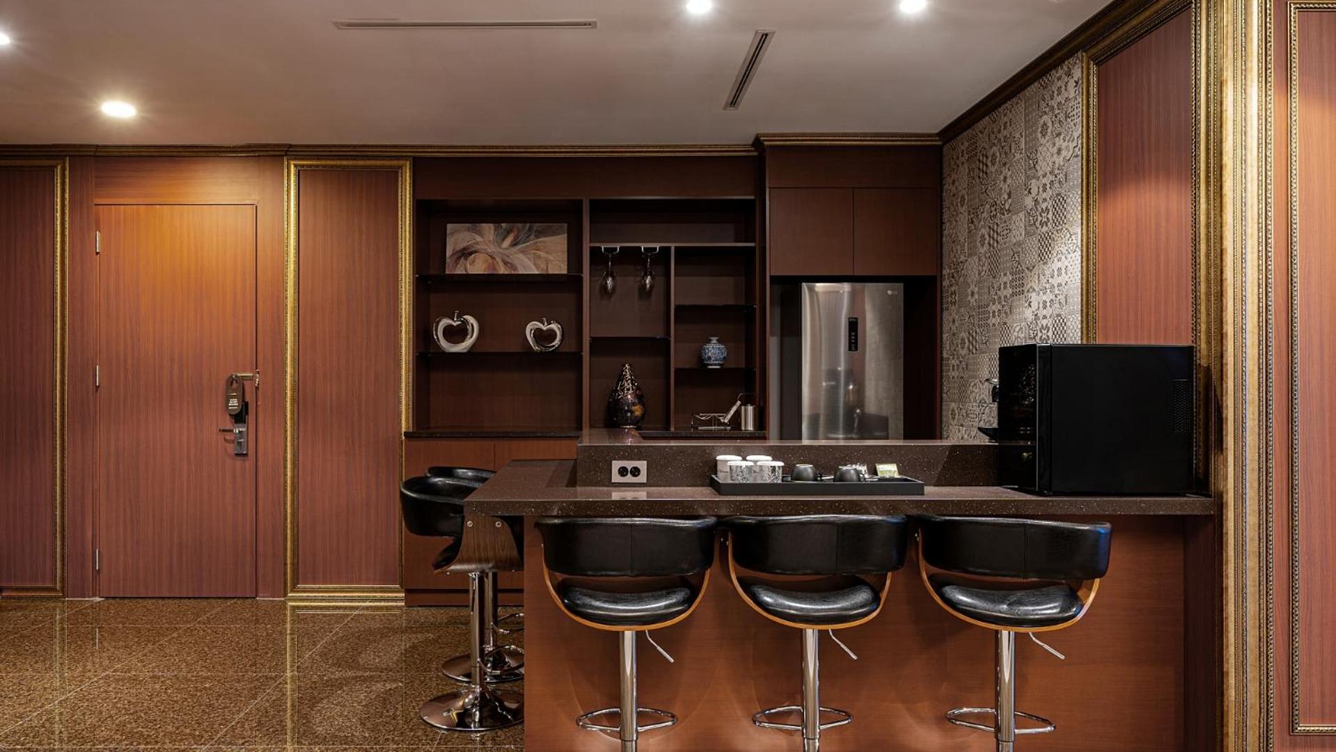 Diamond Suite with Full Ocean View + Breakfast for 2 + Yacht Discount Coupon + Karaoke Discount Coupon (available on Friday and Saturday)  - Photo 8