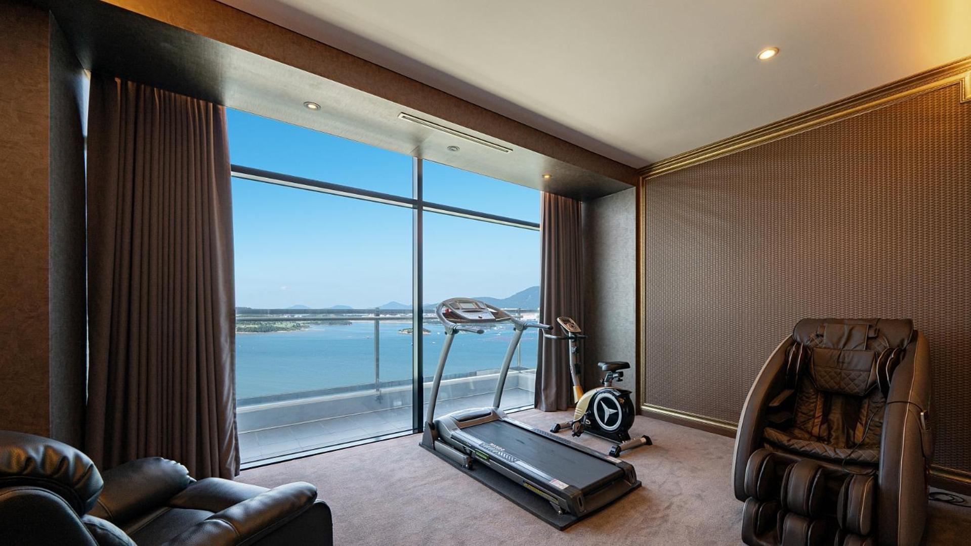 Diamond Suite with Full Ocean View + Breakfast for 2 + Yacht Discount Coupon + Karaoke Discount Coupon (available on Friday and Saturday)  - Photo 7