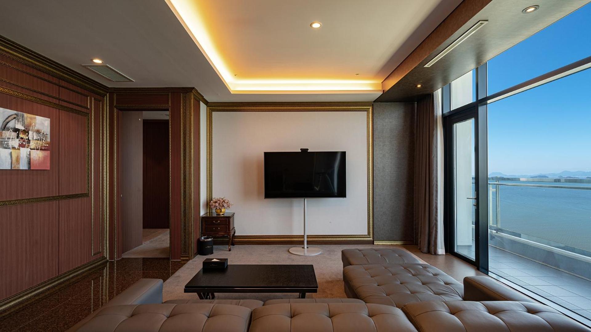 Diamond Suite with Full Ocean View + Breakfast for 2 + Yacht Discount Coupon + Karaoke Discount Coupon (available on Friday and Saturday)  - Photo 9