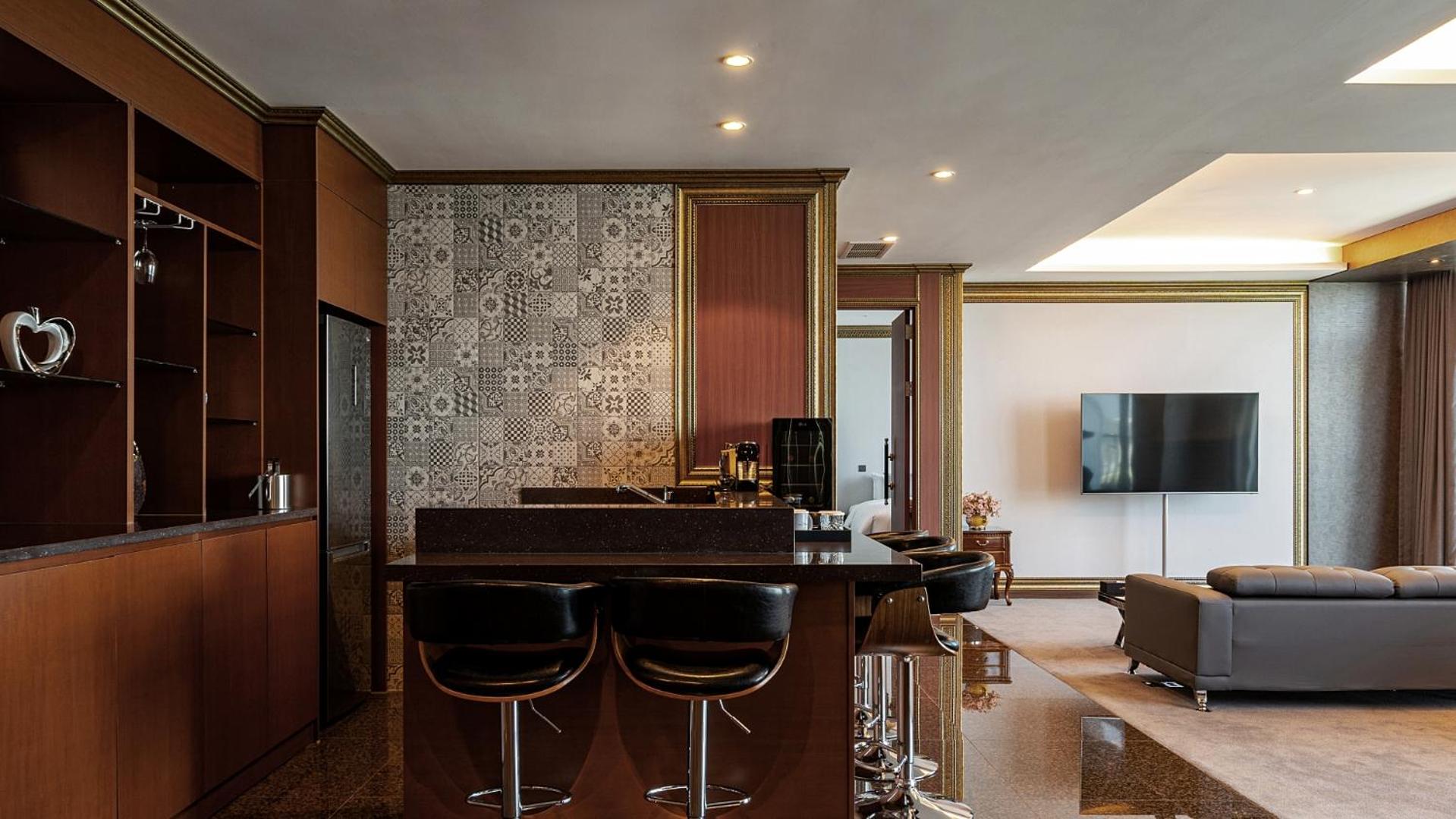 Diamond Suite with Full Ocean View + Breakfast for 2 + Yacht Discount Coupon + Karaoke Discount Coupon (available on Friday and Saturday)  - Photo 3