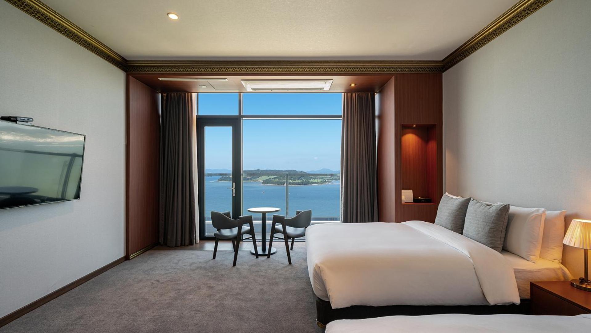 Diamond Suite with Full Ocean View + Breakfast for 2 + Yacht Discount Coupon + Karaoke Discount Coupon (available on Friday and Saturday)  - Photo 1
