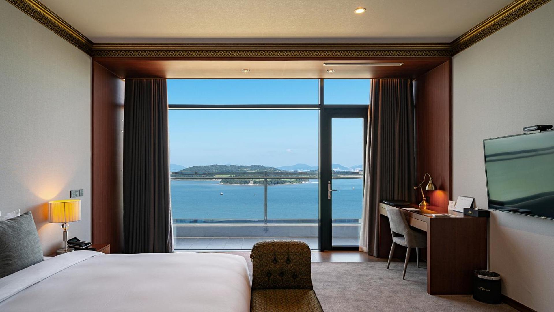 Diamond Suite with Full Ocean View + Breakfast for 2 + Yacht Discount Coupon + Karaoke Discount Coupon (available on Friday and Saturday)  - Photo 4