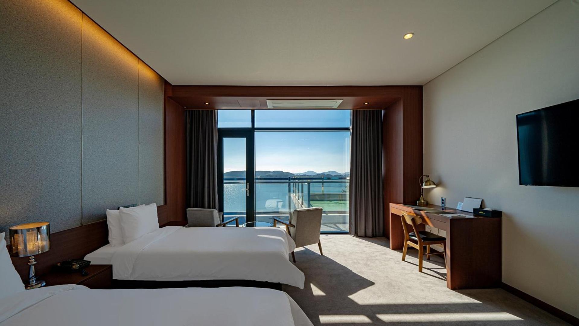 Deluxe Twin Room with Full Ocean View   - Photo 2