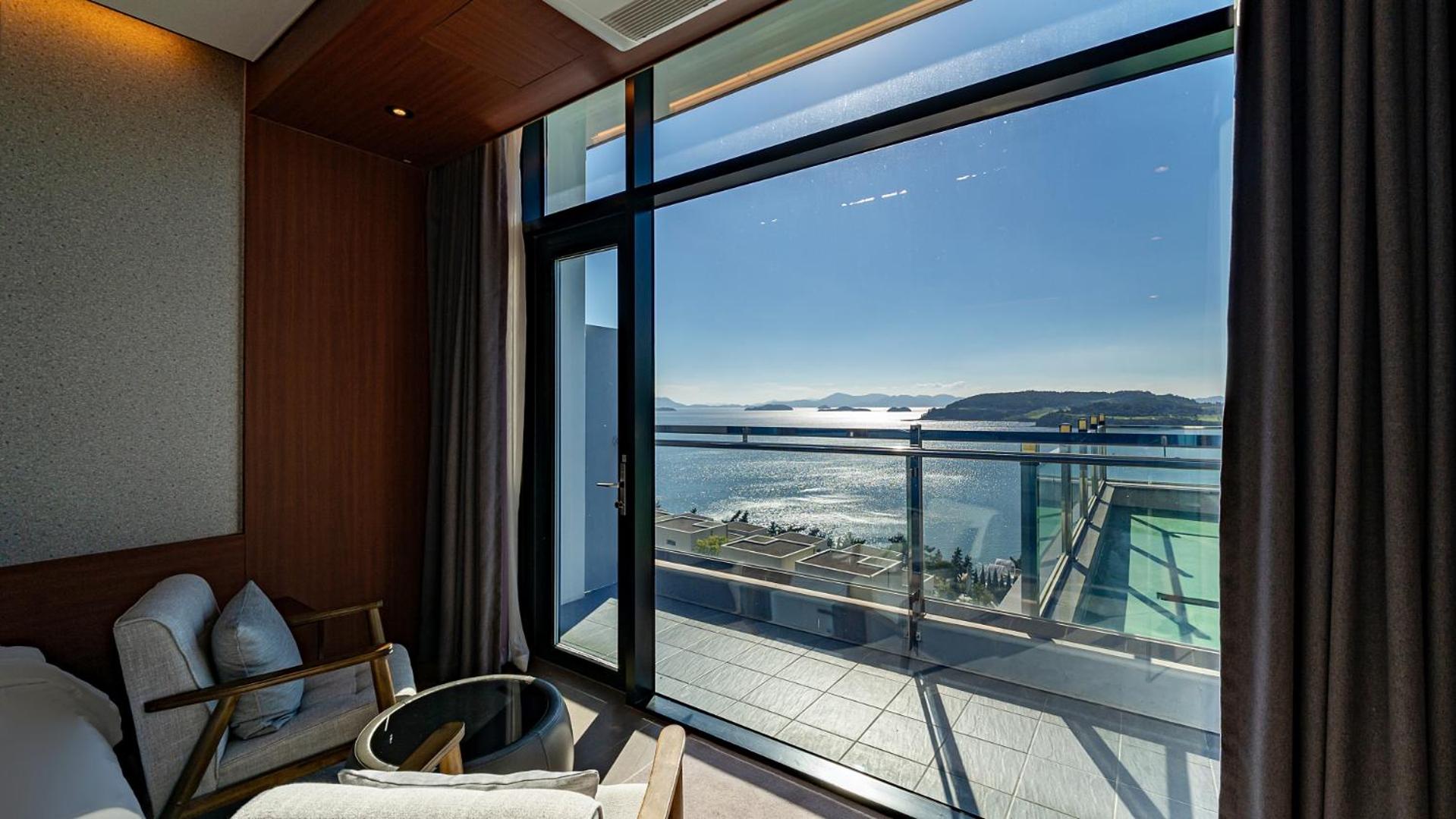 Deluxe Twin Room with Full Ocean View   - Photo 3