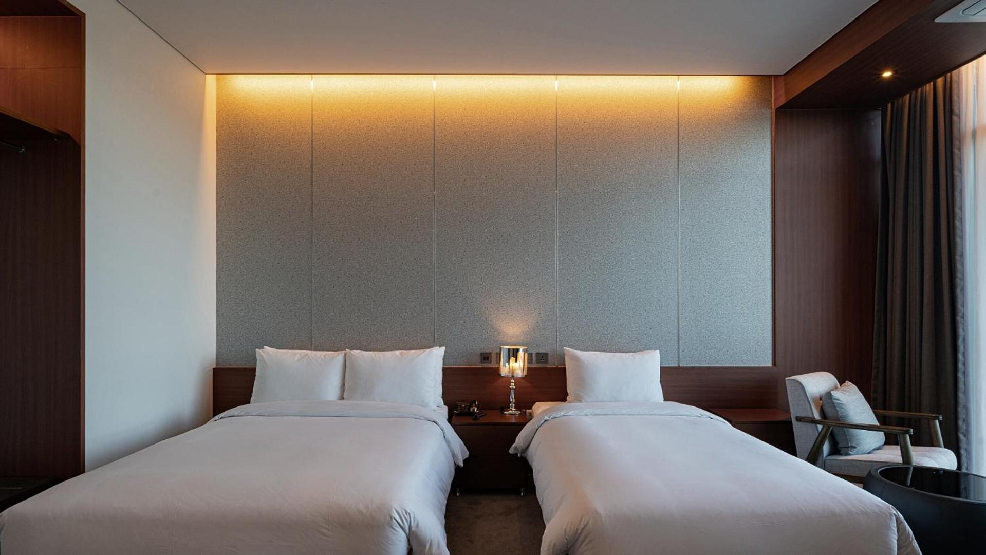 Deluxe Twin Room with Full Ocean View   - Photo 4