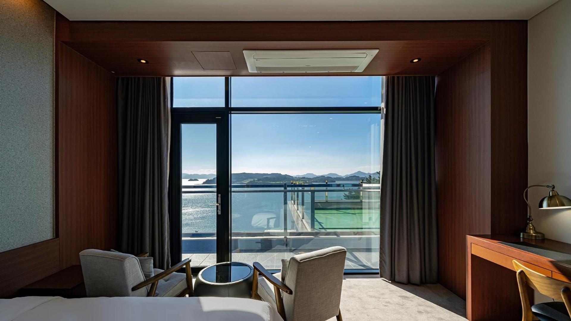 Deluxe Twin Room with Full Ocean View   - Photo 5