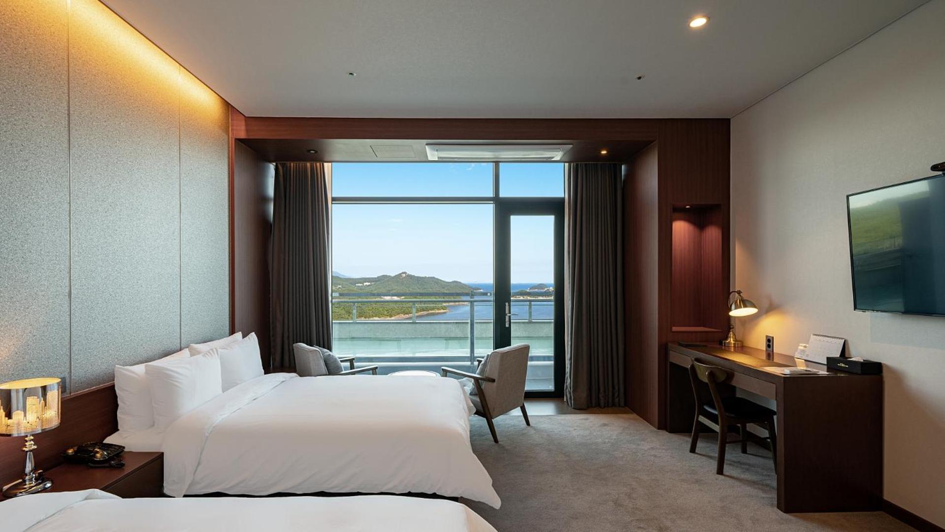 Family Twin Room With Half Ocean View - Photo 7