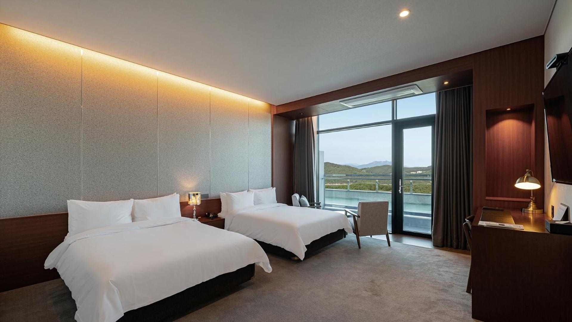 Family Twin Room With Half Ocean View - Photo 2