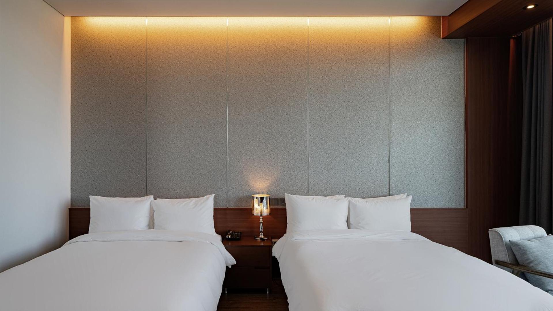 Family Twin Room With Half Ocean View - Photo 1