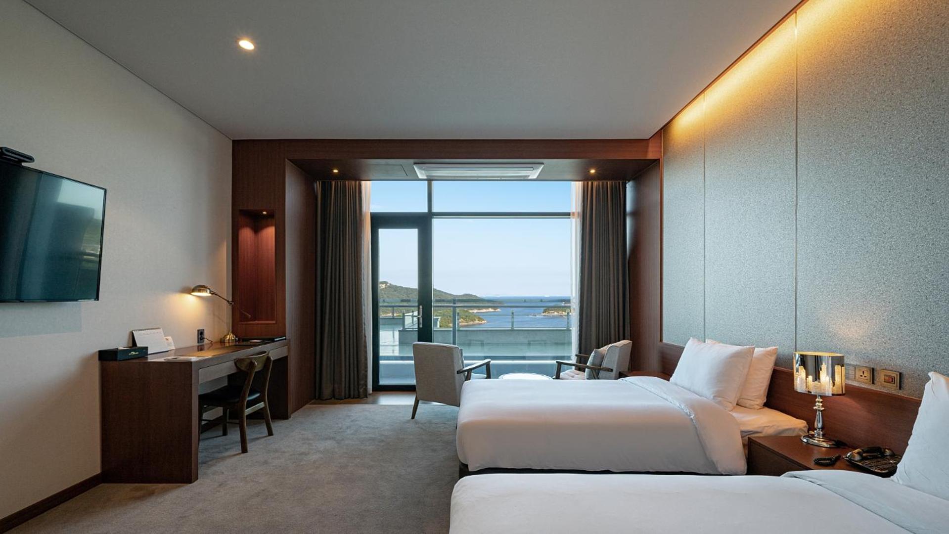 Deluxe Twin Room With Half Ocean View - Photo 5