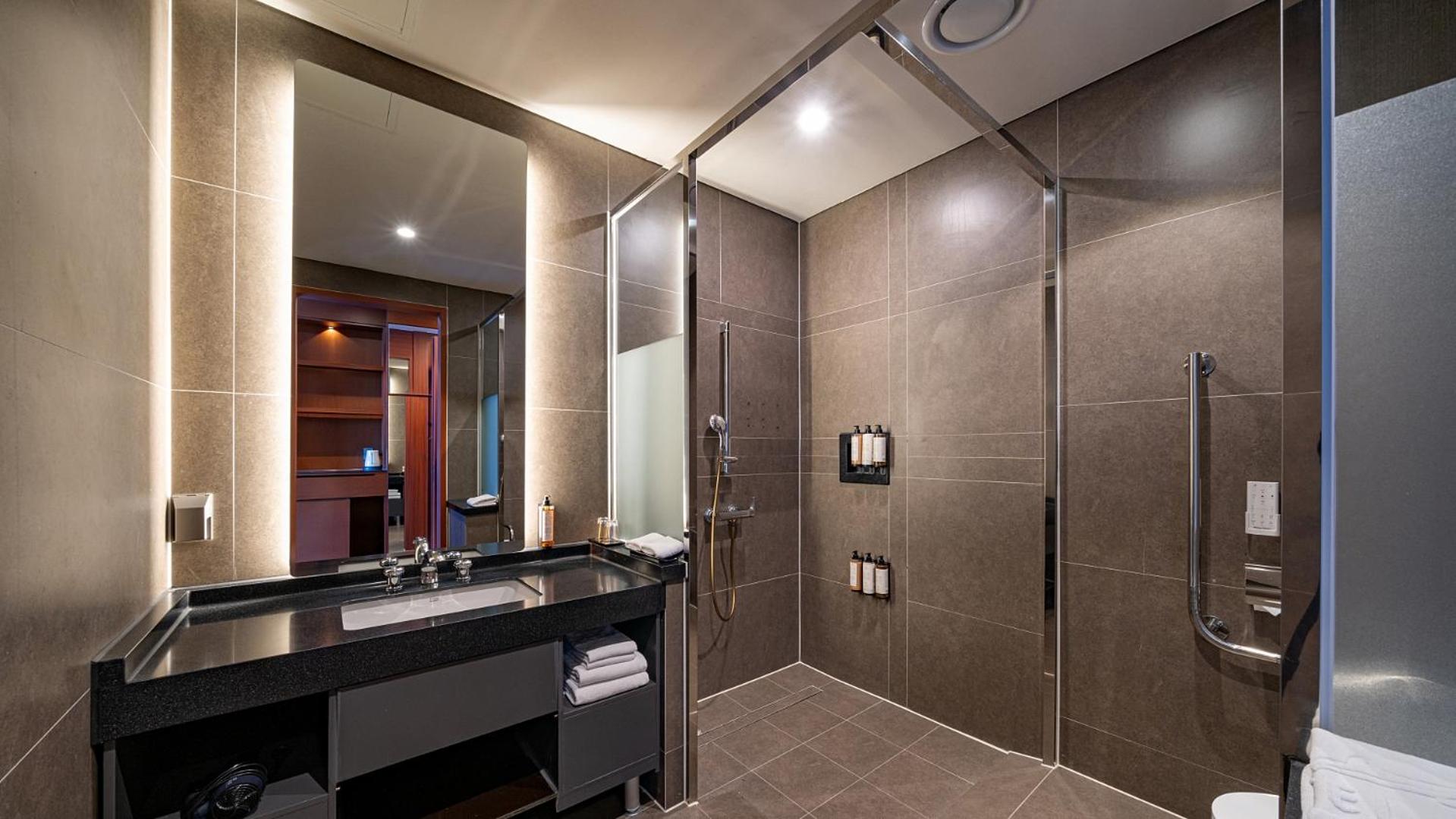 Deluxe Twin Room With Half Ocean View - Photo 3