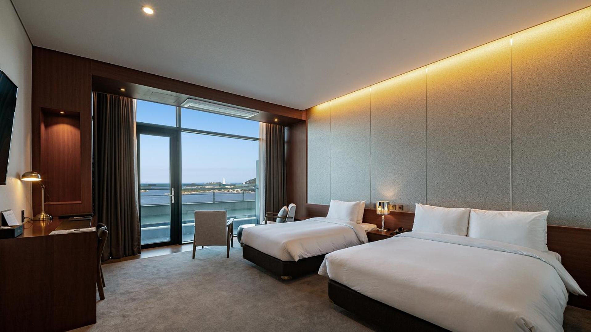 Deluxe Twin Room With Half Ocean View - Photo 4