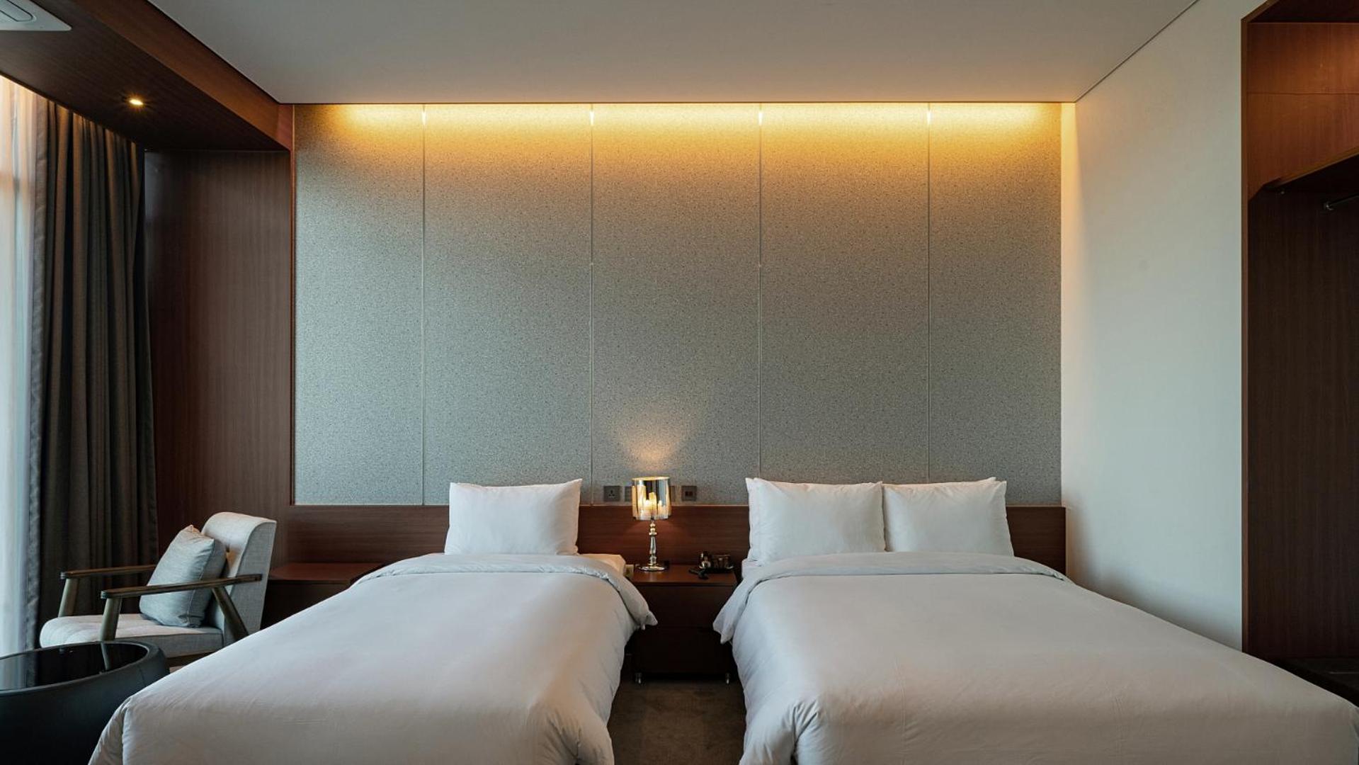 Deluxe Twin Room With Half Ocean View - Photo 6