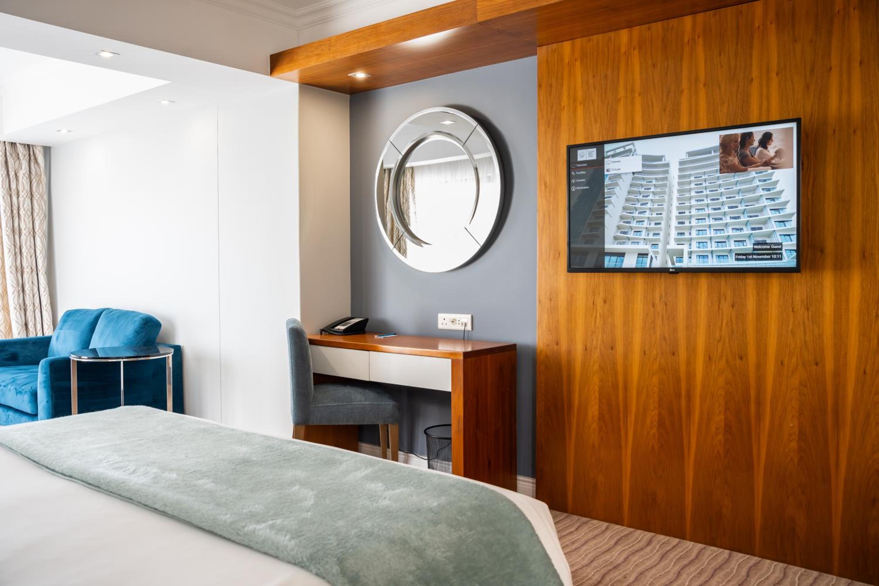 Junior Suite with Balcony - Photo 11