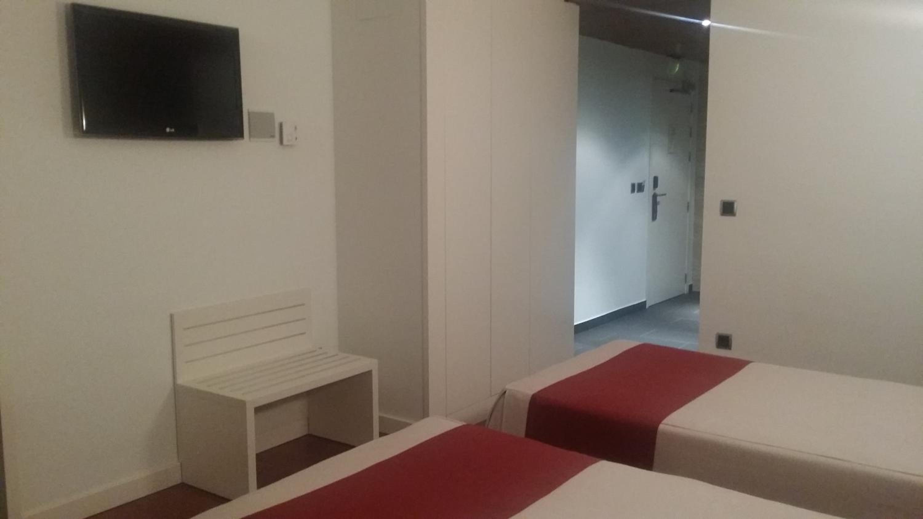 Twin Room - Disability Access - Photo 1