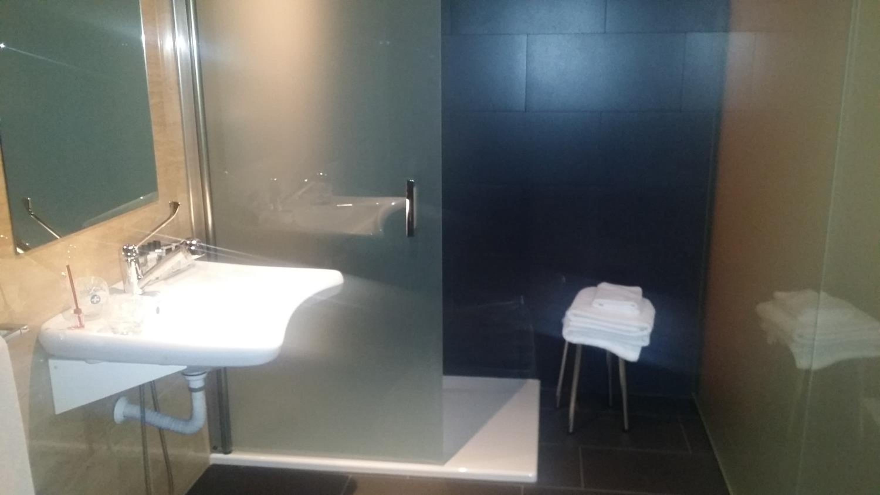 Twin Room - Disability Access - Photo 3