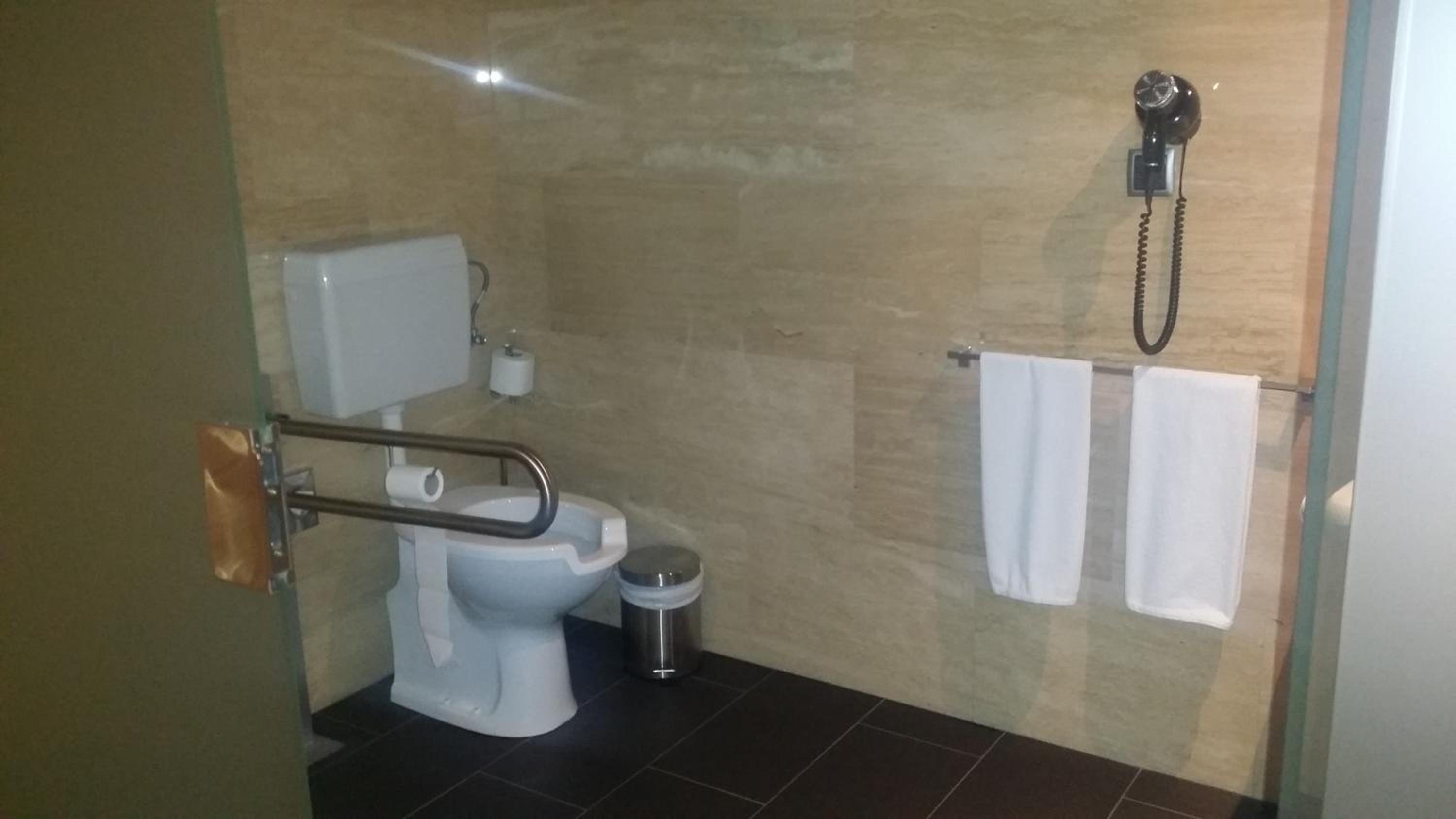 Twin Room - Disability Access - Photo 4
