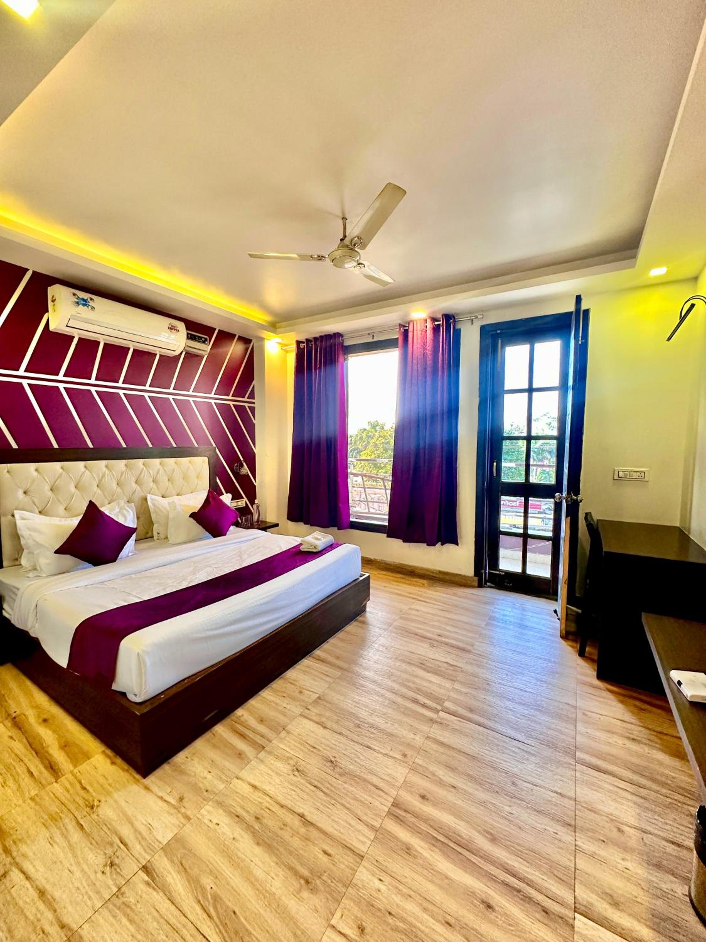 King Room with Balcony photo 1