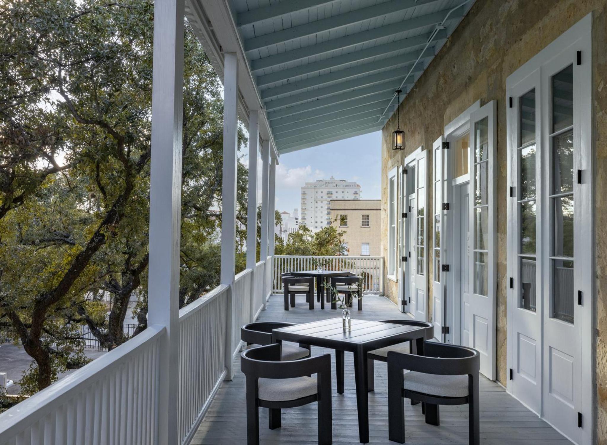 Historic Luxury Suite with Tub - Mobility Accessible