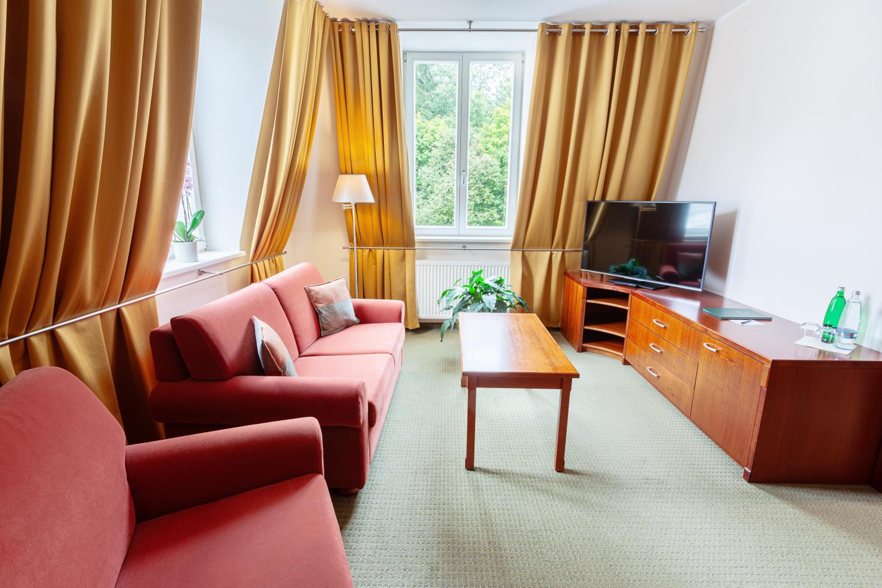 Superior Family Room photo 2