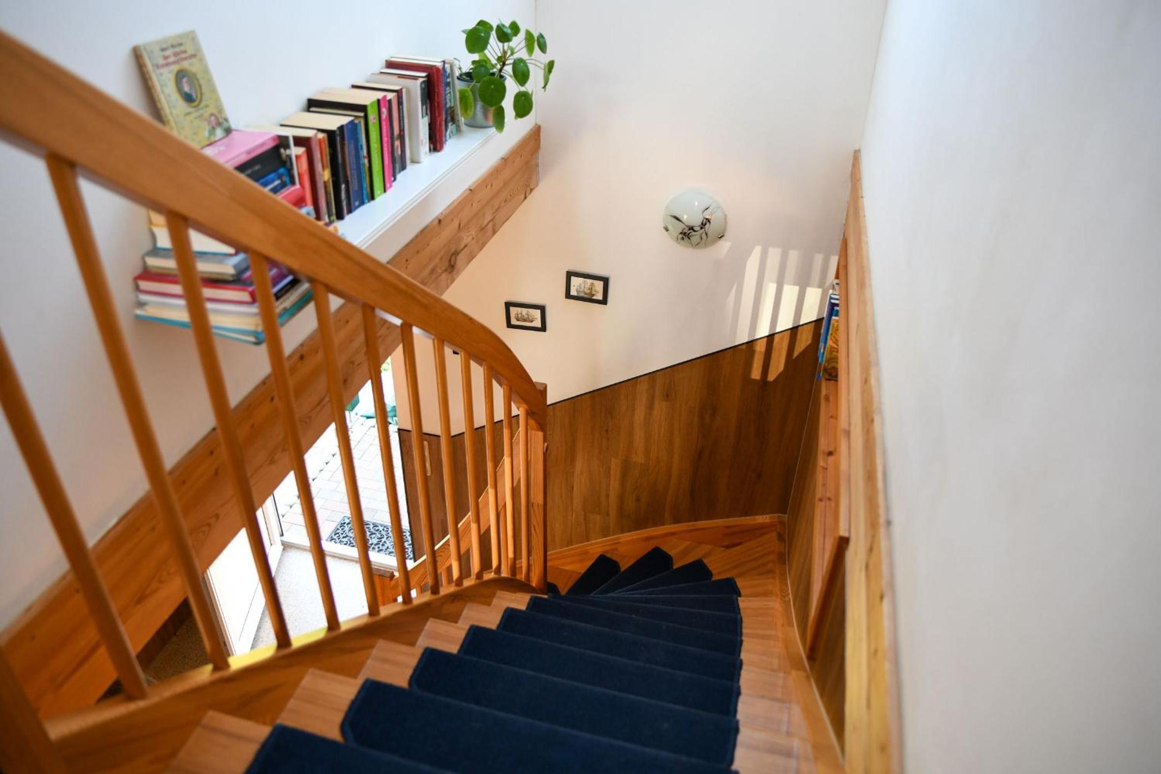 Six-Bedroom House photo 3