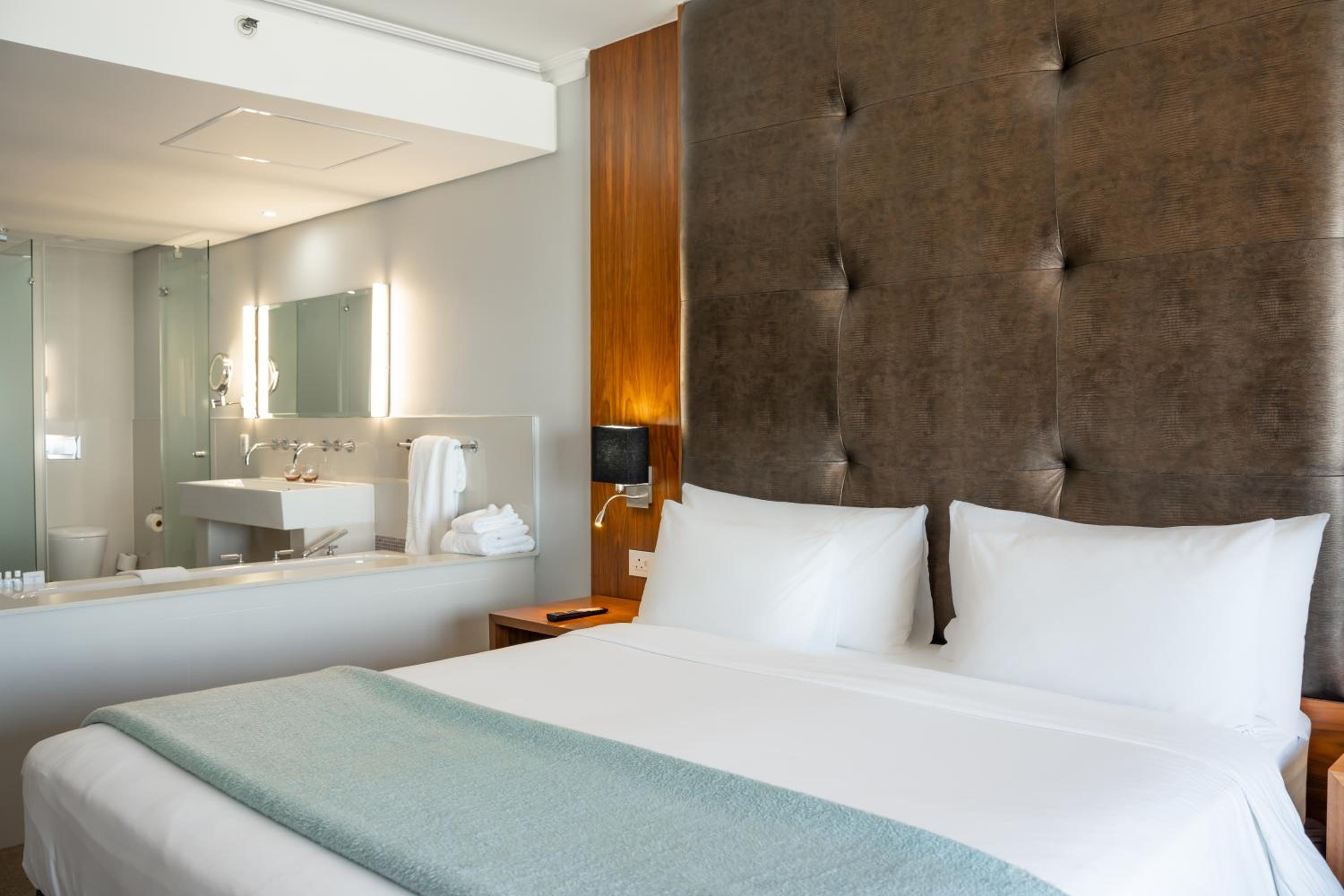 King Room with Balcony - Photo 6