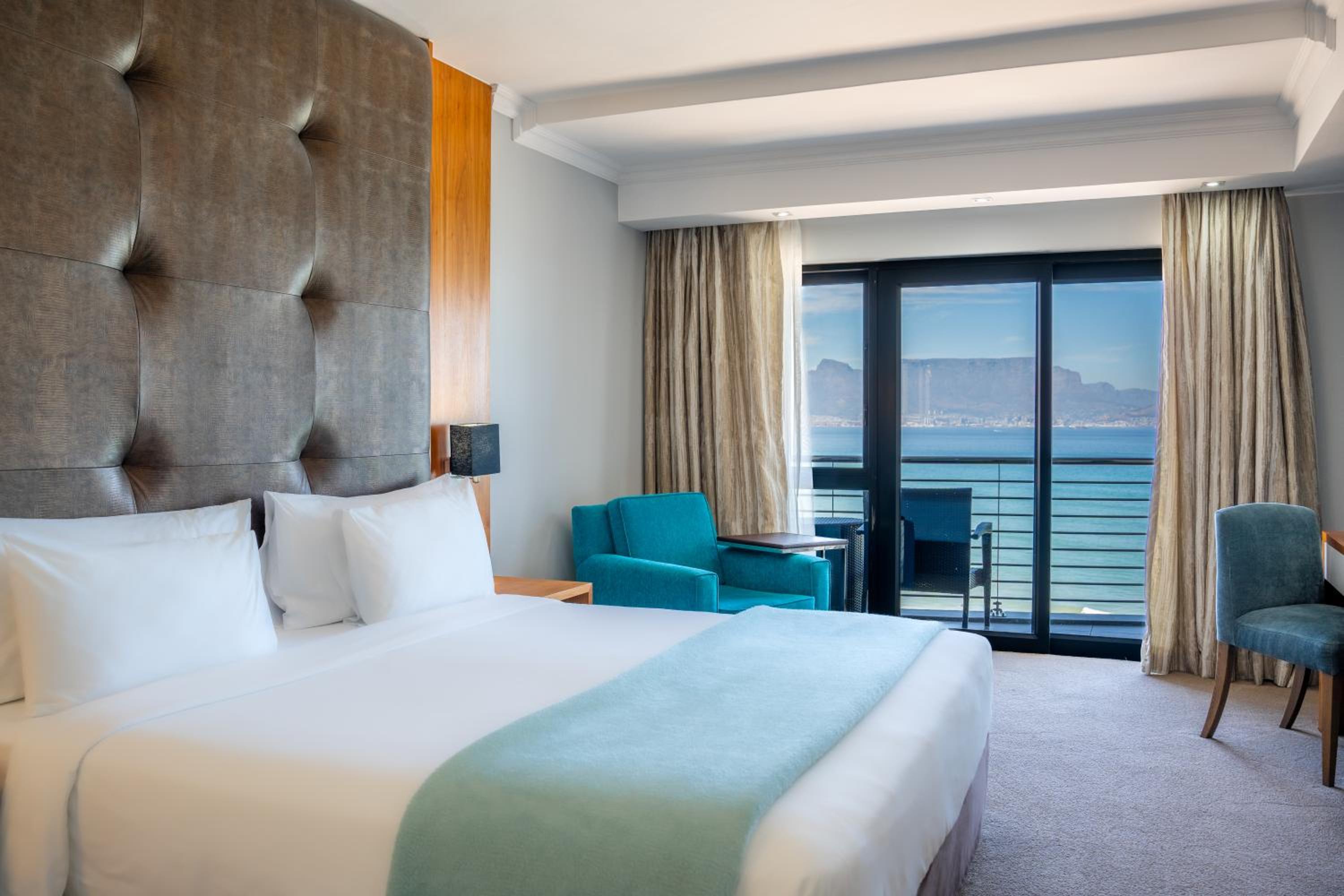 King Room with Balcony - Photo 5