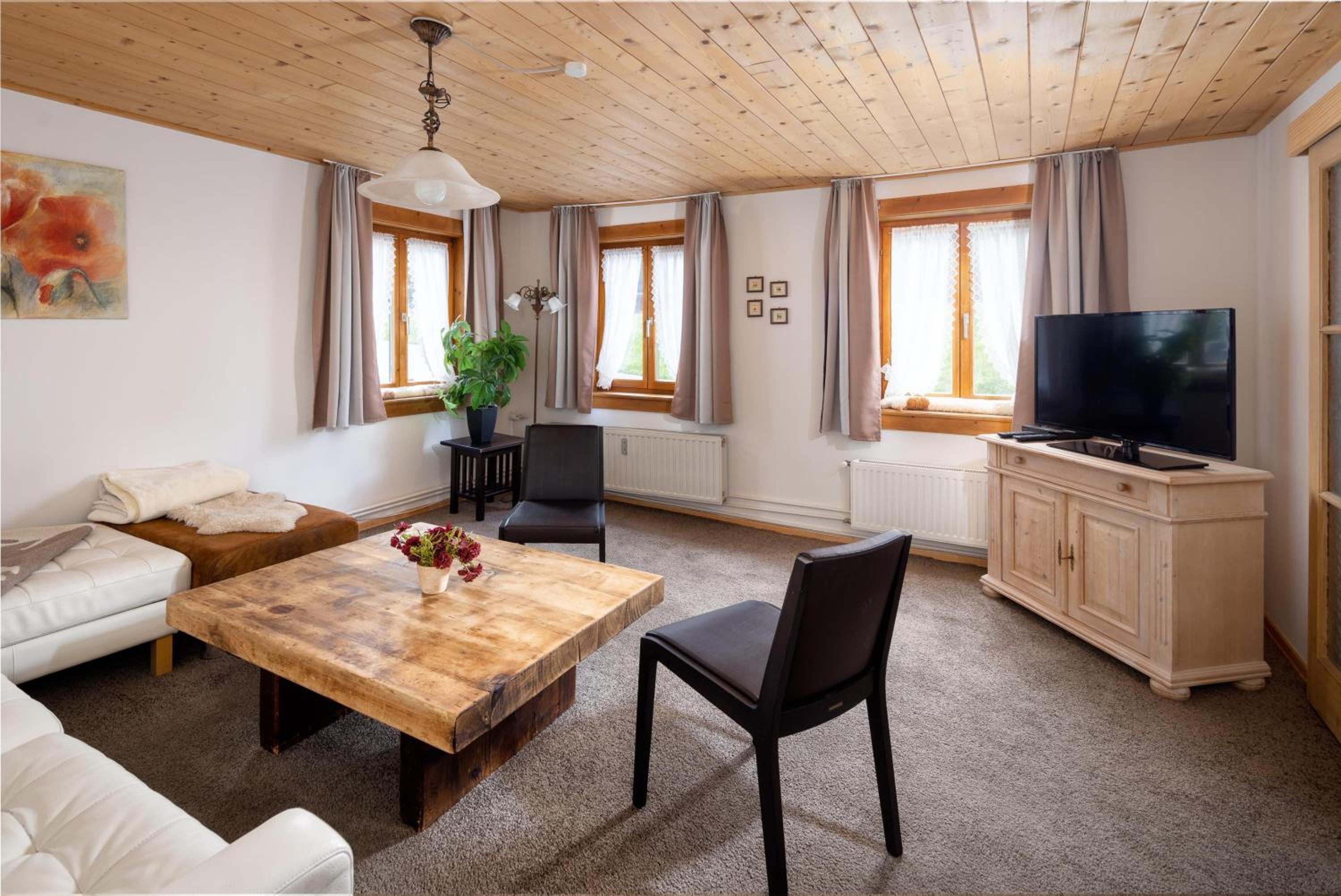 Three-Bedroom Apartment with Shower photo 1