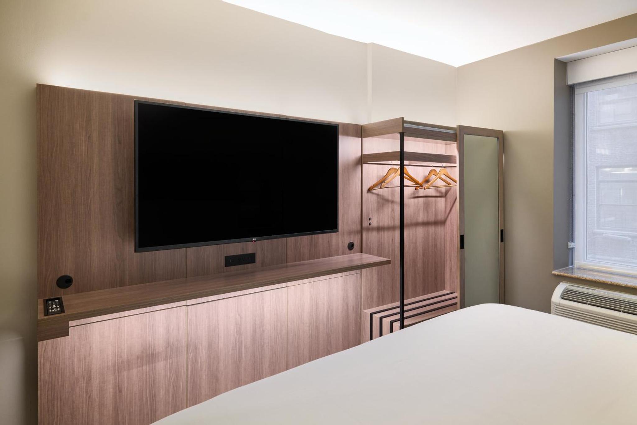 Standard King Room with Mobility Accessible Roll-In Shower thumbnail 5