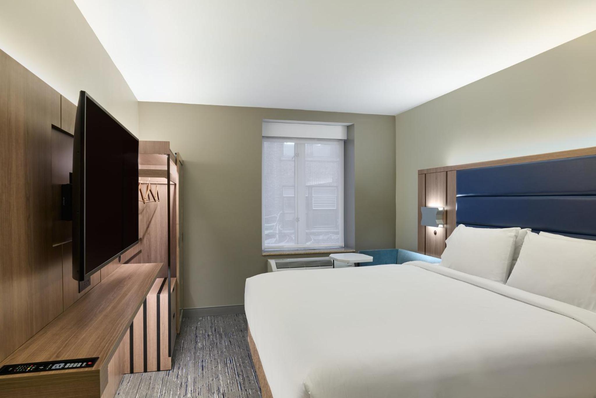 Standard King Room with Jetted Tub - High Floor thumbnail 6