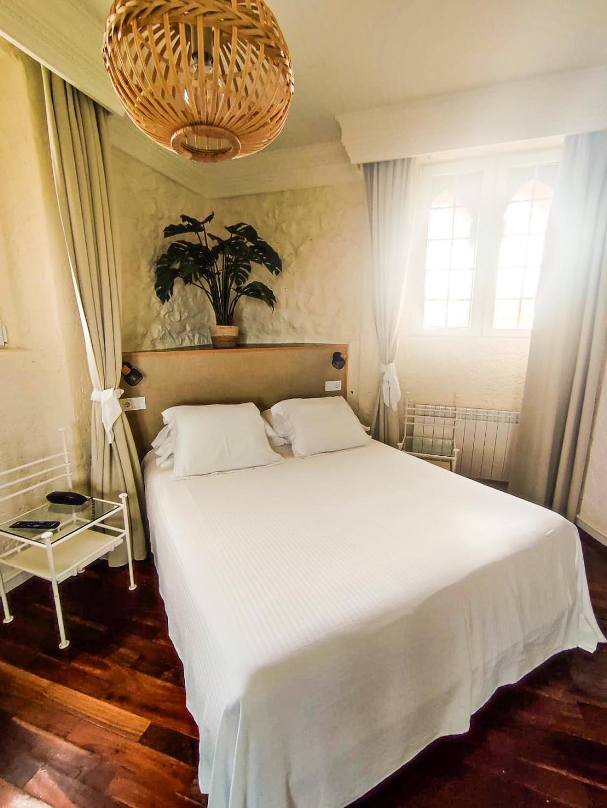 Double or Twin Room with Side Sea View - Photo 1