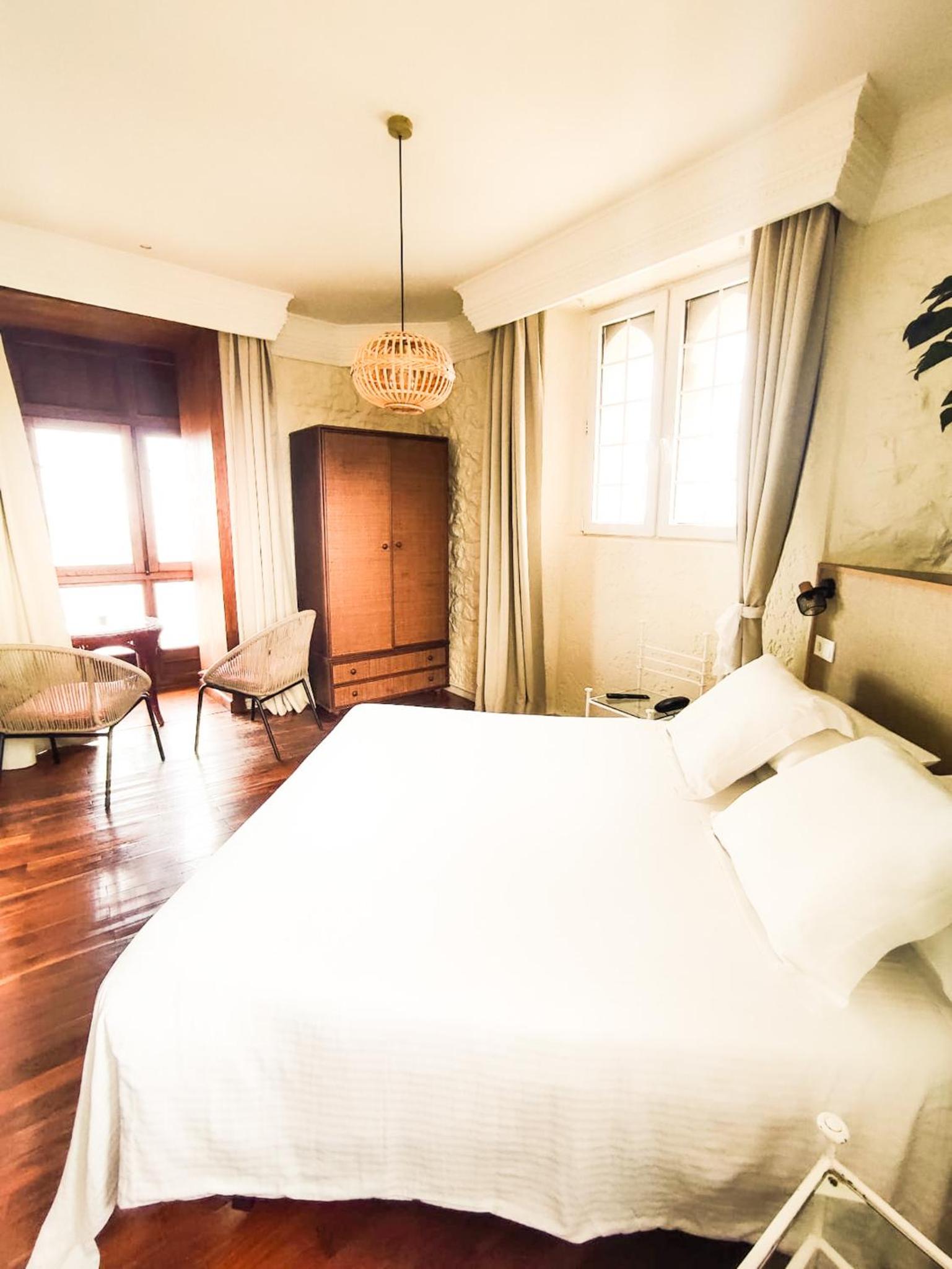 Double or Twin Room with Side Sea View - Photo 2