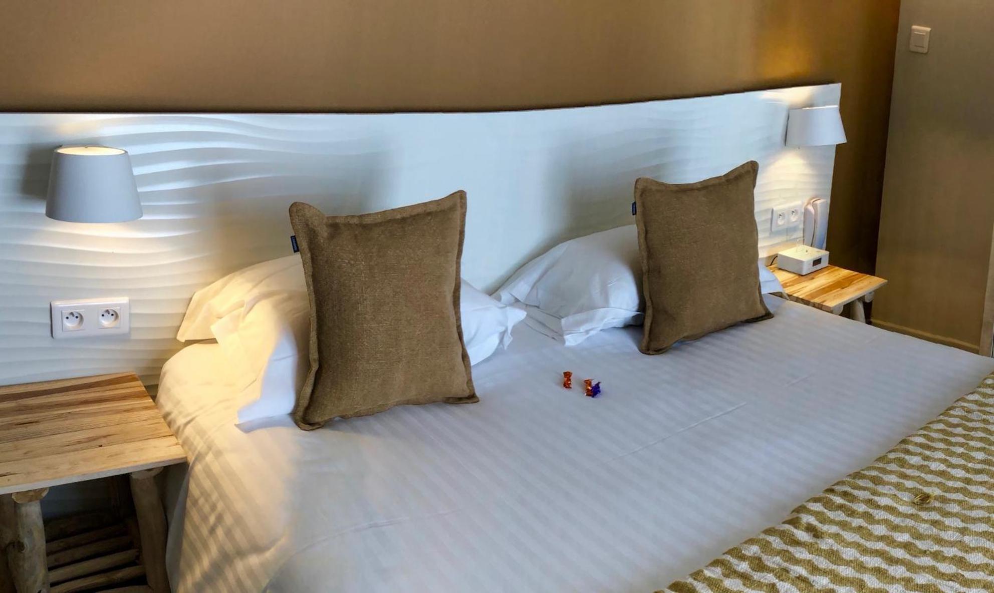 Double Room with Terrace and Pool View - Photo 5