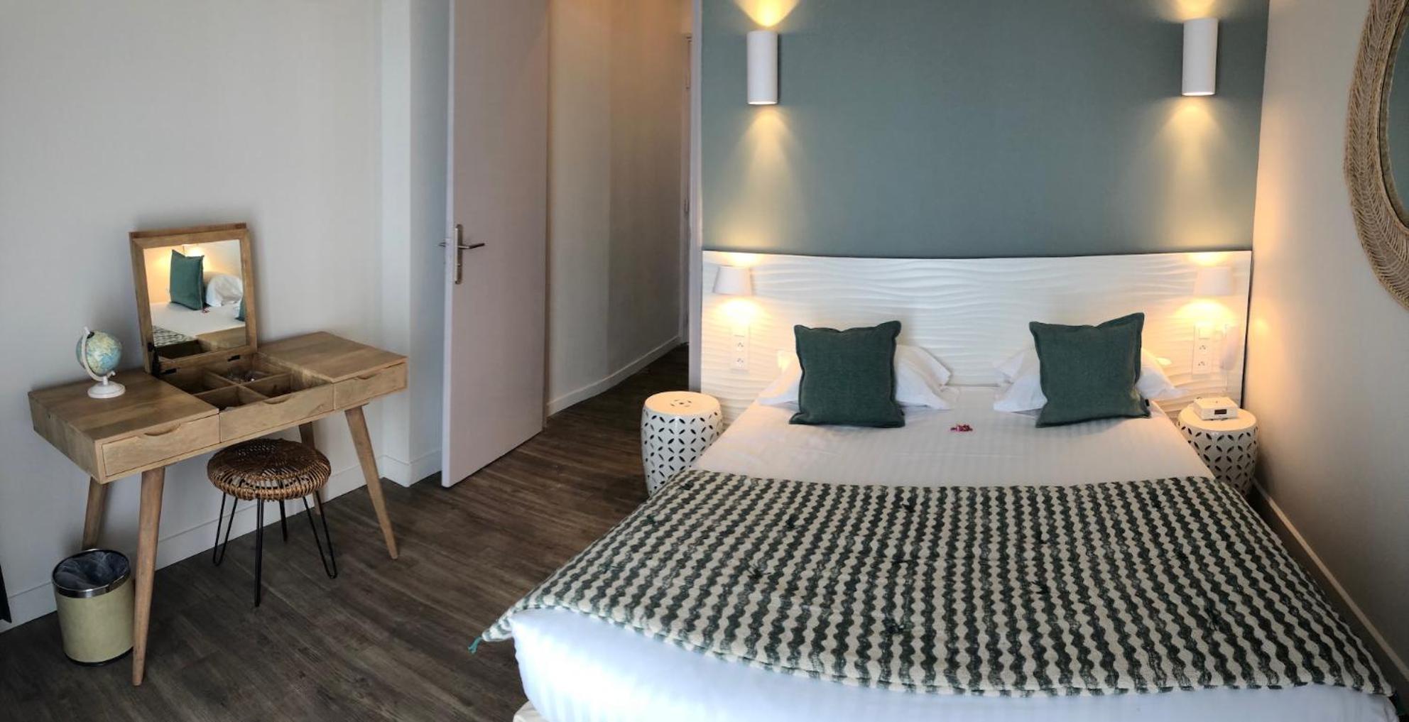 Double Room with Terrace and Pool View - Photo 1