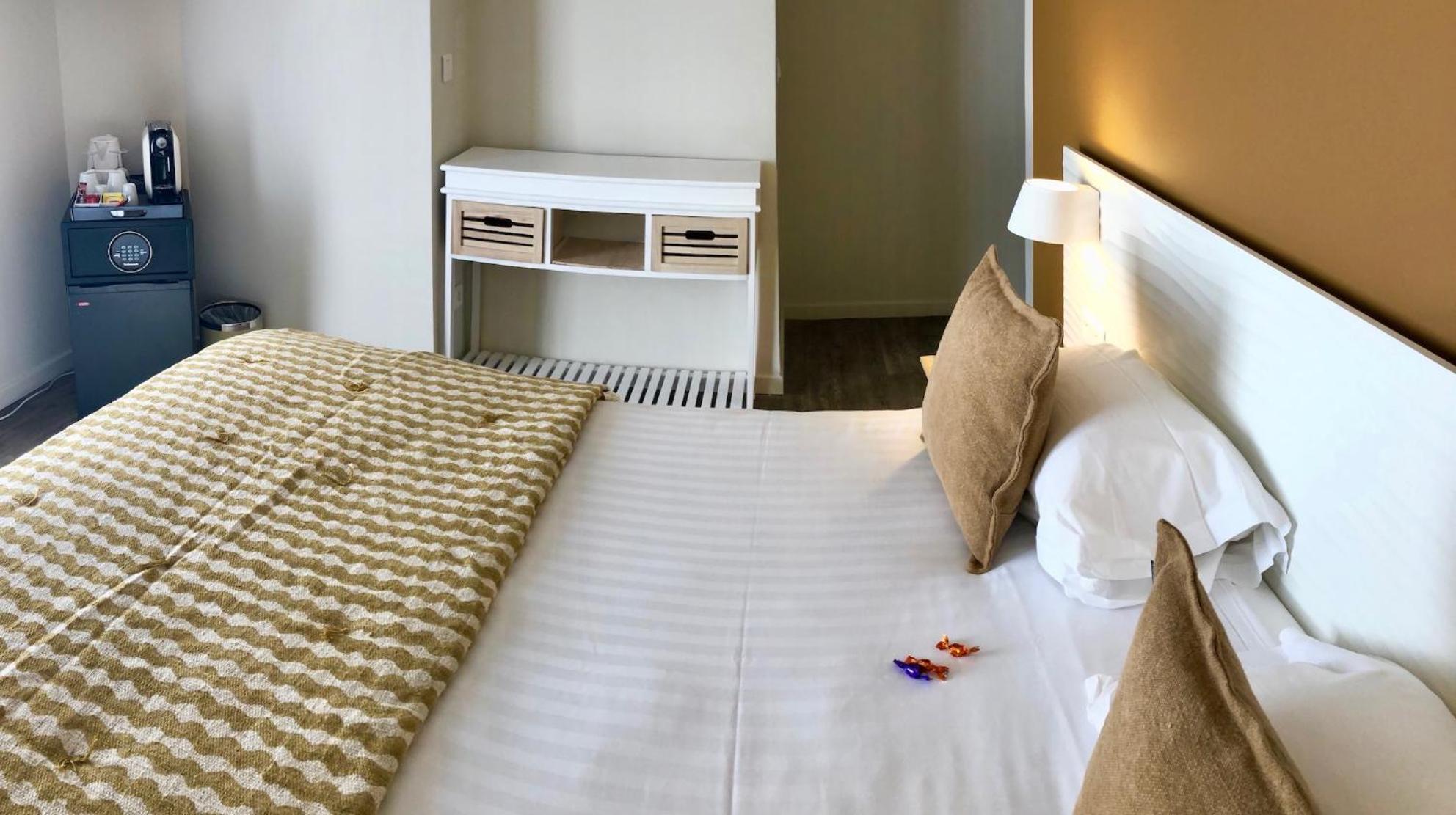 Double Room with Terrace and Pool View - Photo 4