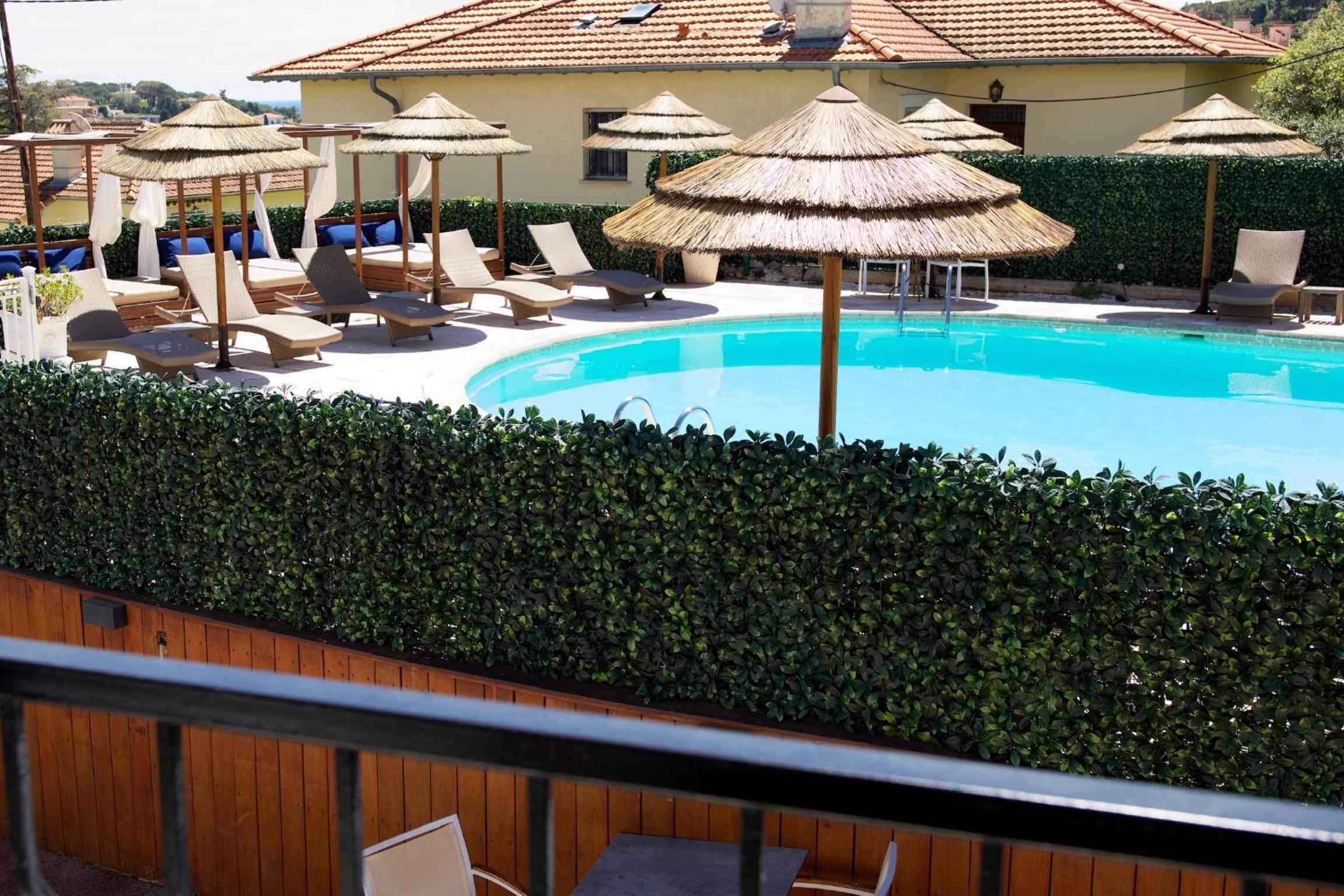 Double Room with Terrace and Pool View - Photo 2