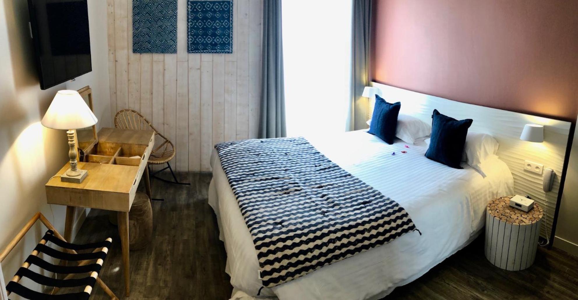 Double Room with Balcony and Partial Sea View