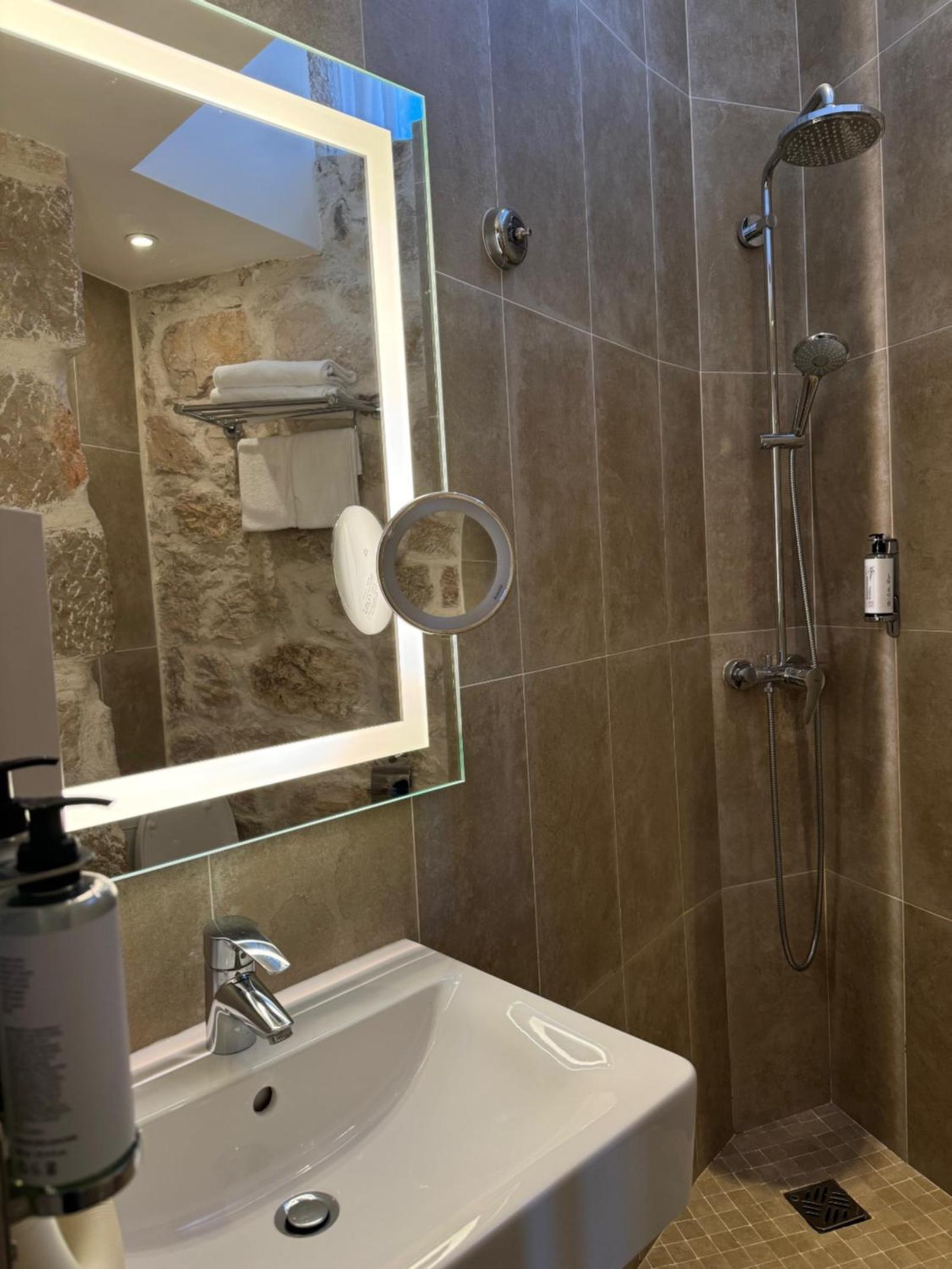 Double Room with Balcony and Partial Sea View photo 2