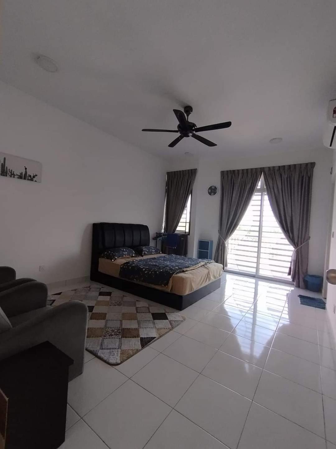 Four-Bedroom House photo 3